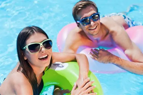 Un homme et une femme allongés dans une piscine.