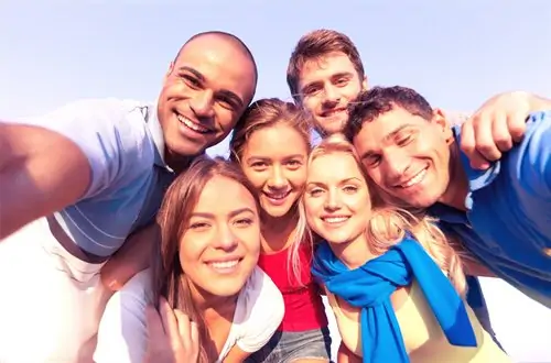 Un groupe d'amis prenant un selfie.