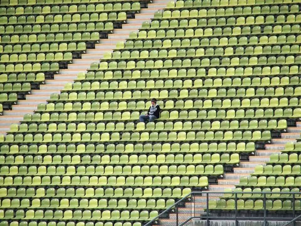 Stade vide avec un homme