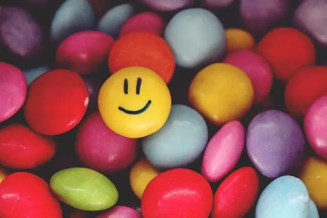 Bonbons colorés avec un visage heureux au milieu.