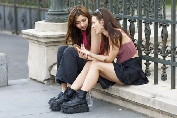 2 filles sur un banc