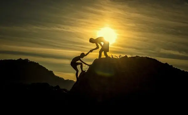 Des rochers avec 2 hommes et un Soleil